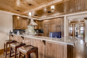 House | Private kitchen | Fridge, microwave, stovetop, dishwasher