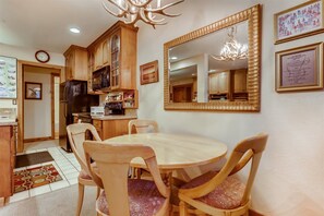 Condo (2-385 Gore Creek dr Vorlaufer 201) | Cuisine privée | Réfrigérateur, four à micro-ondes, surface de cuisson, lave-vaisselle