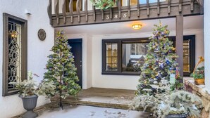 Ein Gebäude mit zwei Weihnachtsbäumen vor einem Balkon mit der Nummer 385.