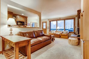 Condo (2-385 Gore Creek dr Vorlaufer 201) | Salle de séjour | Téléviseur à écran plat, foyer