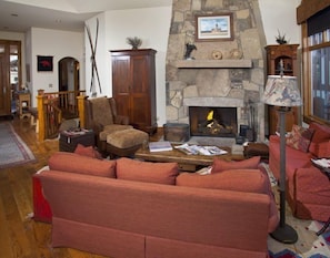 House | Living room | Flat-screen TV, fireplace - 1-arrowhead 45 River Dance Way 5 bed (Edwards)