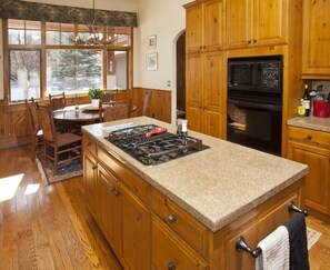 Hus | Eget kjøkken | Kjøleskap, mikrobølgeovn, kokeplater og oppvaskmaskin