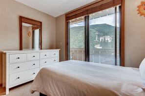 House | 2 bedrooms, desk, iron/ironing board, free WiFi