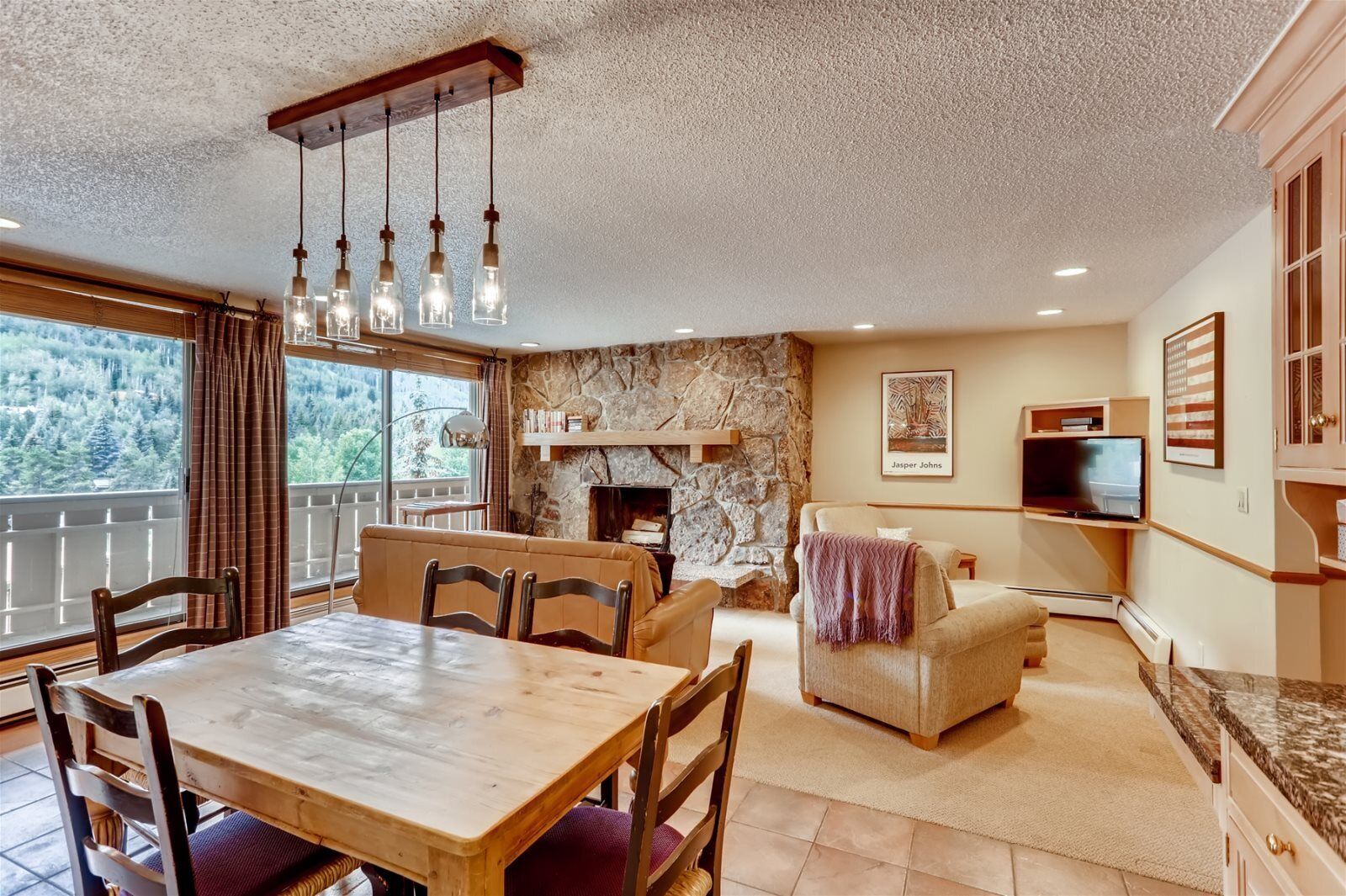 House | Living room | Flat-screen TV, fireplace, DVD player