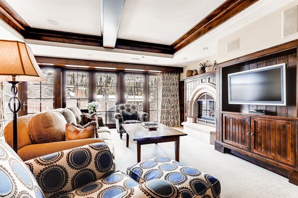 House | Living room | Flat-screen TV, fireplace