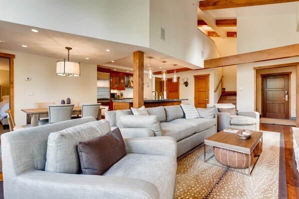 House | Living room | Flat-screen TV, fireplace