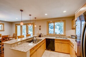 House | Private kitchen | Fridge, microwave, stovetop, dishwasher - 1-potato Patch Club #41 Views (Vail)