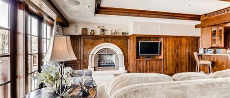 House | Living room | Flat-screen TV, fireplace, DVD player