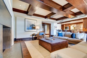 House | Living room | Flat-screen TV, fireplace, DVD player