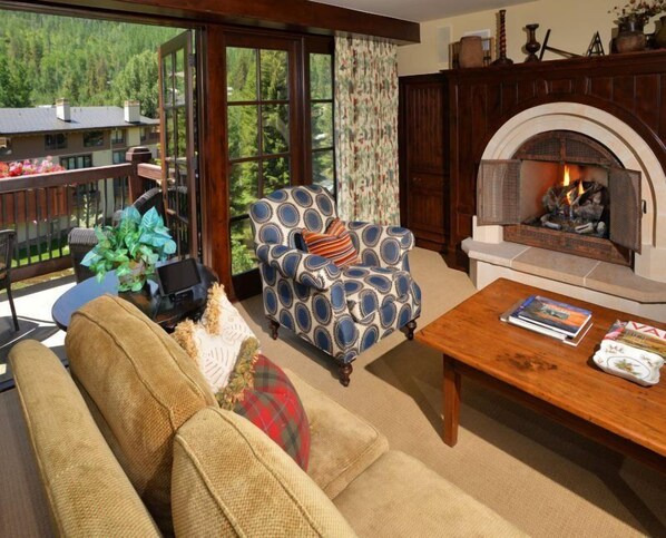 House | Living room | Flat-screen TV, fireplace