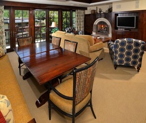 House | Living room | Flat-screen TV, fireplace