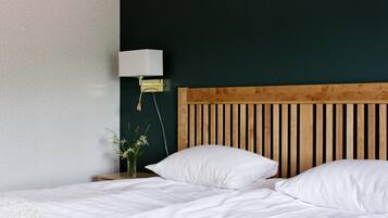 Rideaux occultants, fer et planche à repasser, lits bébé (en supplément)