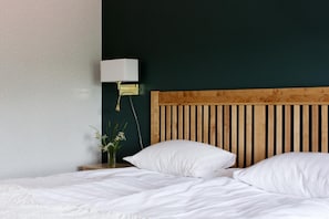 Cortinas opacas, tabla de planchar con plancha, cunas (de pago)