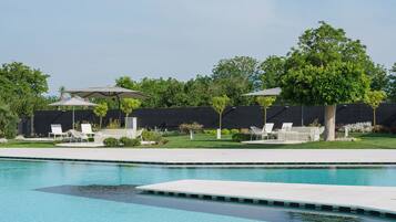 Piscina stagionale all'aperto, ombrelloni da piscina, lettini