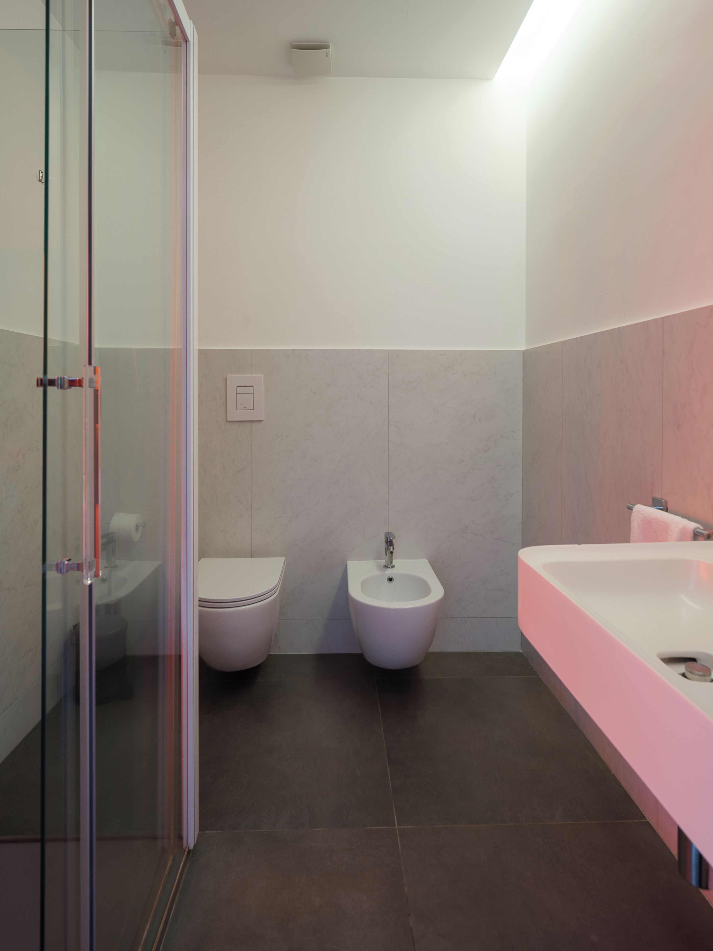 Un baño moderno con cabina de ducha de vidrio, inodoro, bidé y una bañera grande.