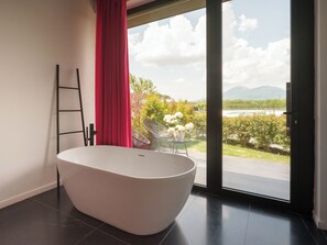 Chambre Double Deluxe, 1 chambre, baignoire, vue piscine | Literie de qualité supérieure, minibar, rideaux occultants