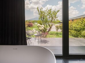 Chambre Double Deluxe, 1 chambre, baignoire, vue piscine | Literie de qualité supérieure, minibar, rideaux occultants