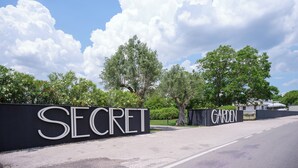 A sign with the words "SECRET" and "GARDEN" indicating a location. - Secret Garden (Palma Campania)