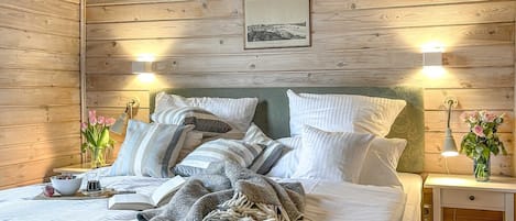 3 bedrooms, travel crib, free WiFi, bed sheets