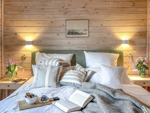 3 bedrooms, travel crib, free WiFi, bed sheets