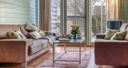 traumHaff®Boatsmanns Domizil Stettiner Haff private NORDICSPA fireplace boat dog