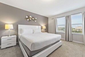 5 slaapkamers, een bureau, een strijkplank/strijkijzer, reisbedje