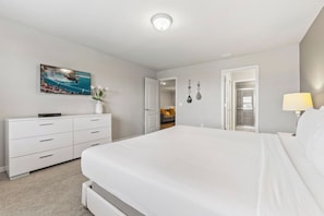 Bedroom 5 with private bathroom and a king size bed - Theme Rooms! 5BR Townhouse w Pool in Kissimmee (Kissimmee)