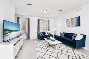 TV - Updated Vista Cay Townhome - 10 min to Universal! (Orlando)