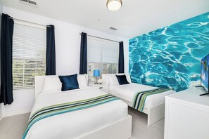 Une chambre d’hôtel avec deux lits, une télévision et une grande fenêtre avec des rideaux.