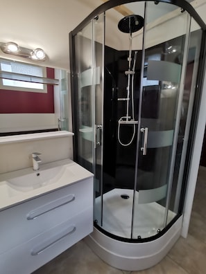 Shower, hair dryer, toilet paper - Charming Penty with ocean view and direct access to trails (Camaret-sur-Mer)