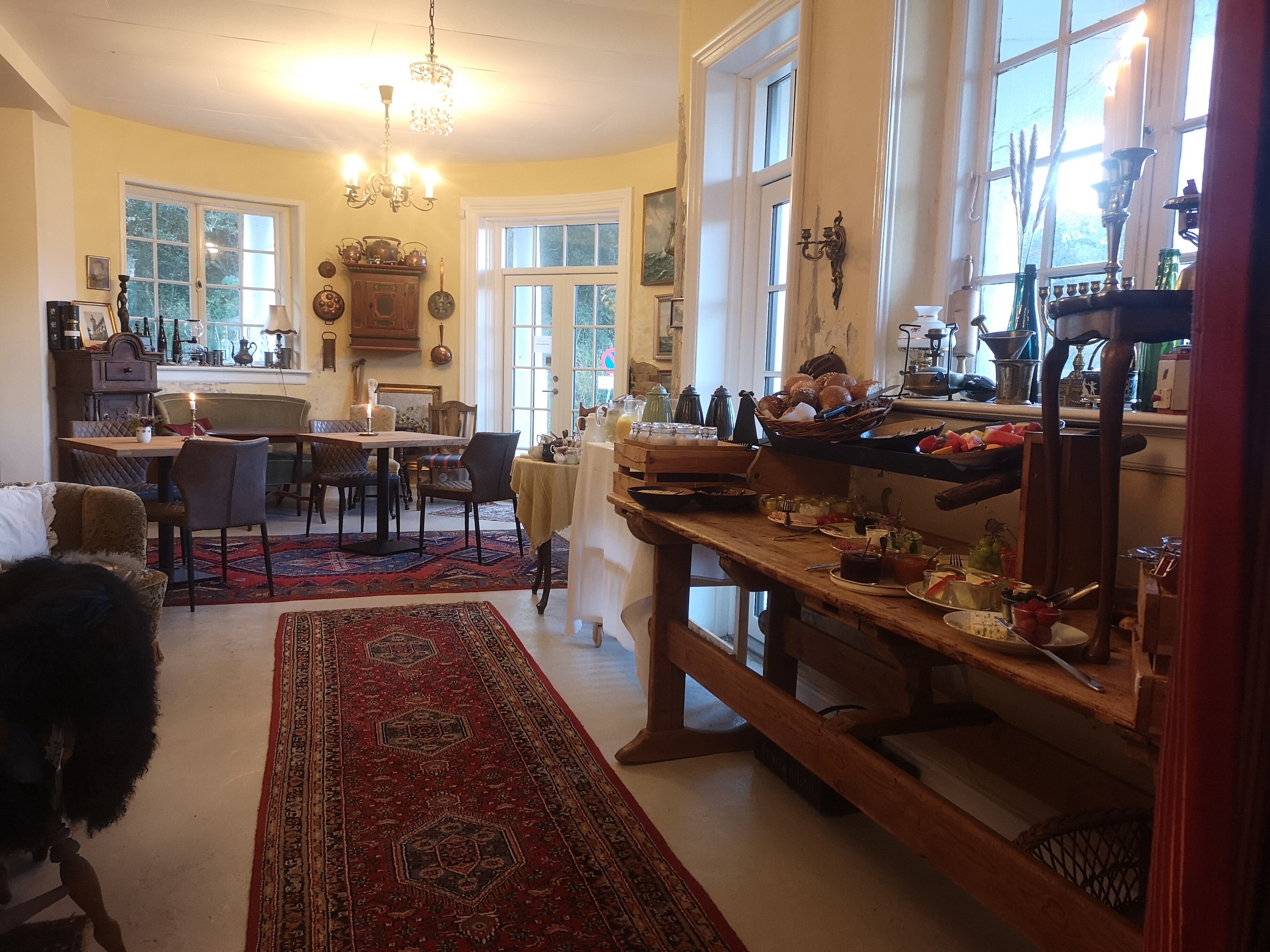 free daily full breakfast