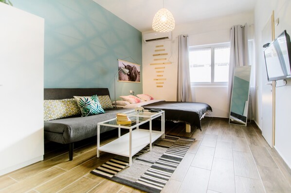 Studio Apartment with Sofa | Individually decorated, individually furnished, desk, iron/ironing board