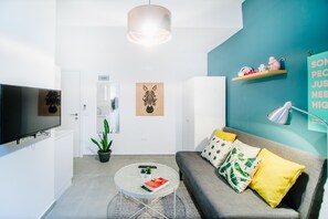 Studio Apartment with Sofa | Individually decorated, individually furnished, desk, iron/ironing board