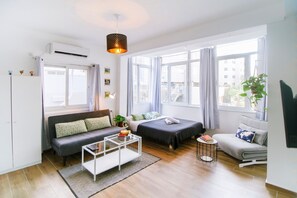 Large Studio Apartment | Coin séjour | TV connectée, Netflix, services de streaming