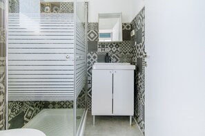Large Studio Apartment | 욕실 | 헤어드라이어, 타월, 비누, 샴푸