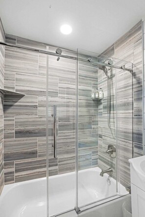 Dusj, hårføner og håndklær