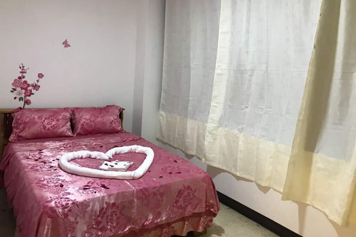 Habitación doble económica | Escritorio, wifi gratis, ropa de cama y acceso para silla de ruedas