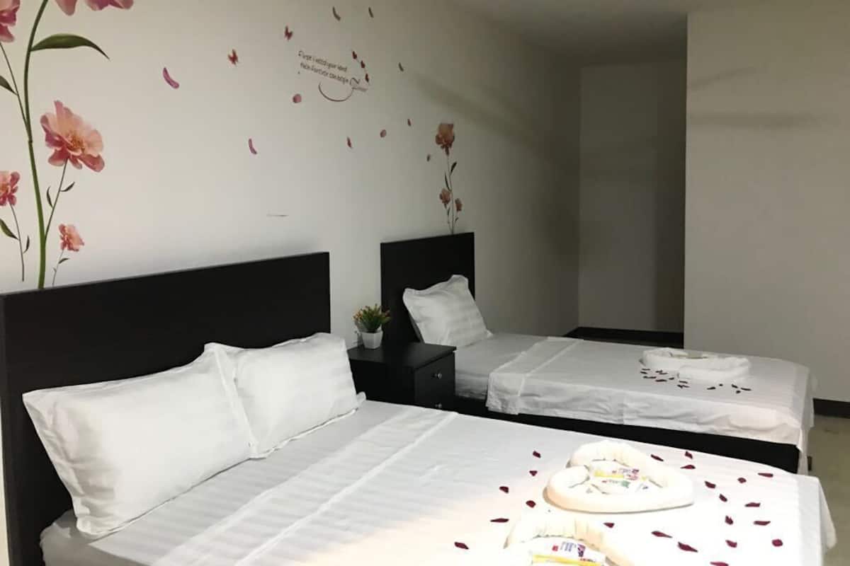 Habitación triple familiar | Escritorio, wifi gratis, ropa de cama y acceso para silla de ruedas