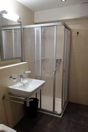 Baignoire, sĂšche-cheveux, serviettes fournies