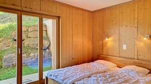 2 bedrooms, WiFi (free), bed sheets