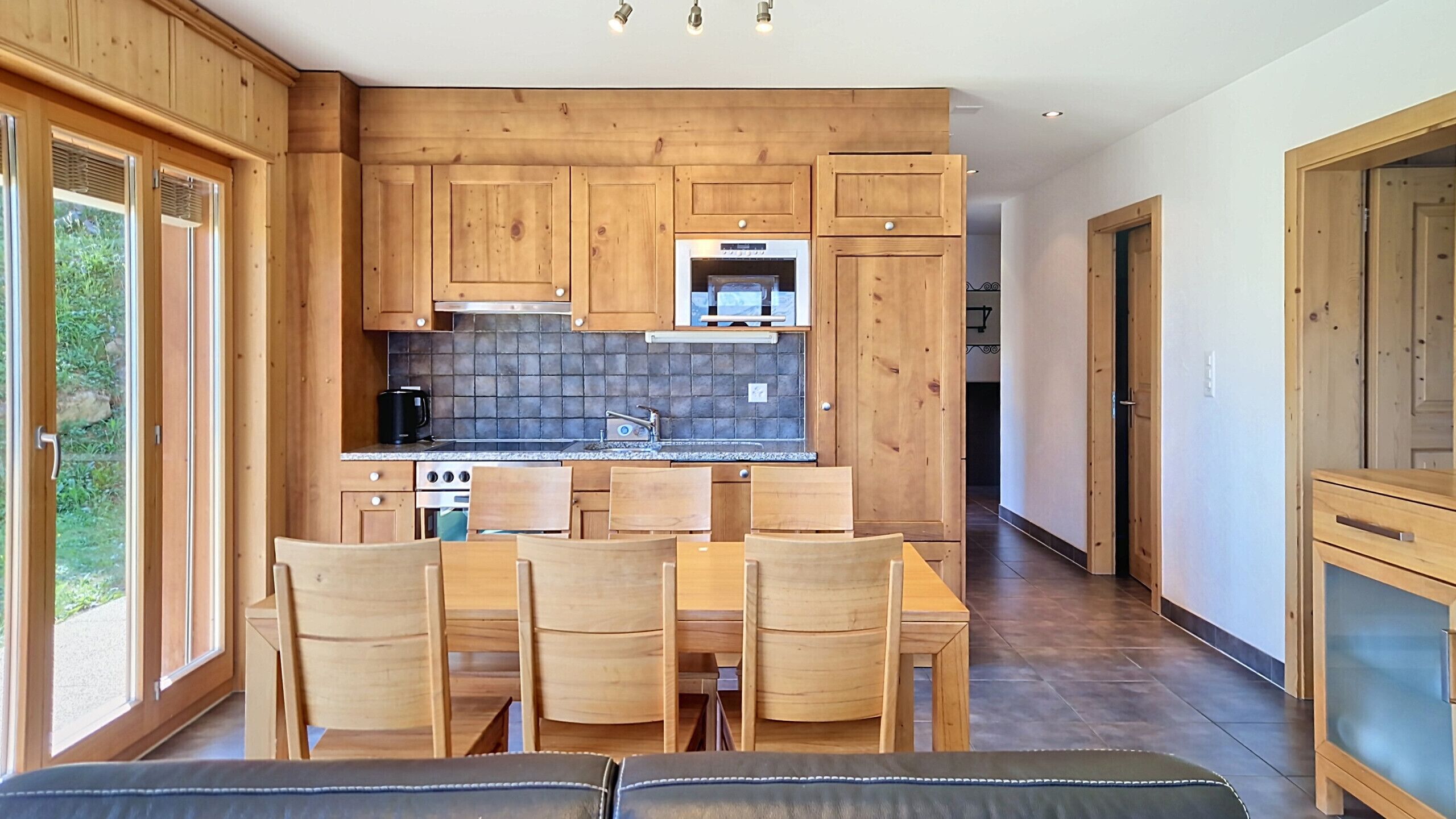 Wasserkocher mit Kaffee-/Teezubehör, Kühlschrank, Mikrowelle, Ofen