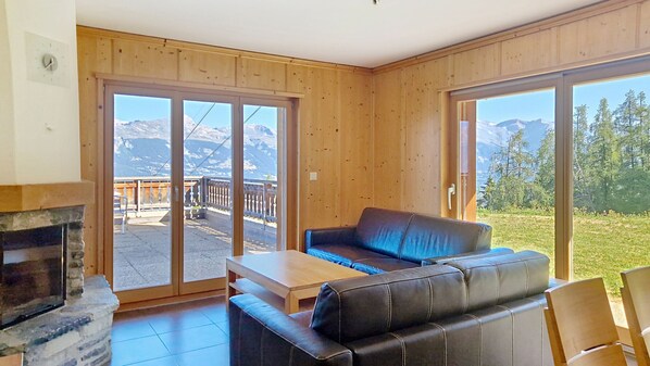 Flat-screen TV, fireplace, DVD player