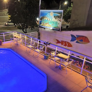 Piscina externa, funciona das 8h às 9h, guarda-sóis, espreguiçadeiras