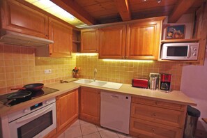 Micro-ondas, fogão, lava-louças, cafeteira/chaleira