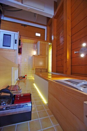 Mikrowelle, Ofen, Geschirrspüler, Wasserkocher mit Kaffee-/Teezubehör