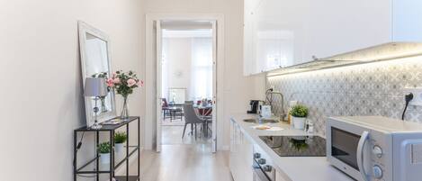 Geladeira, micro-ondas, fogão, lava-louças