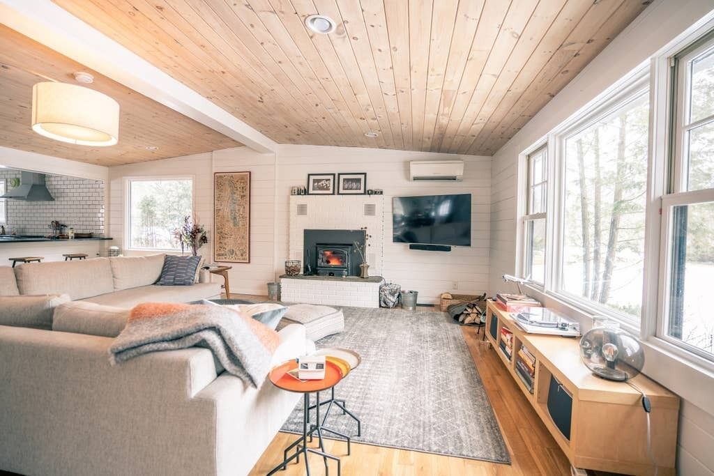 Blue Mountain Cabin: Saugerties Mid-Century Mod Home with Hot Tub, close to HITS