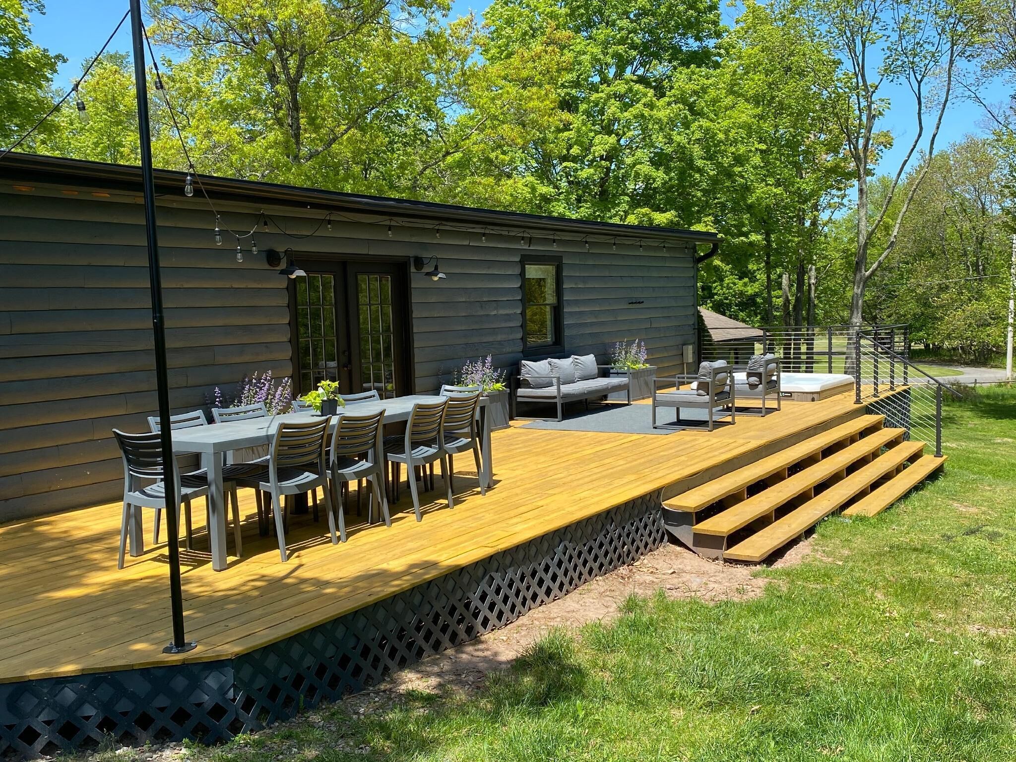 Blue Mountain Cabin: Saugerties Mid-Century Mod Home with Hot Tub, close to HITS