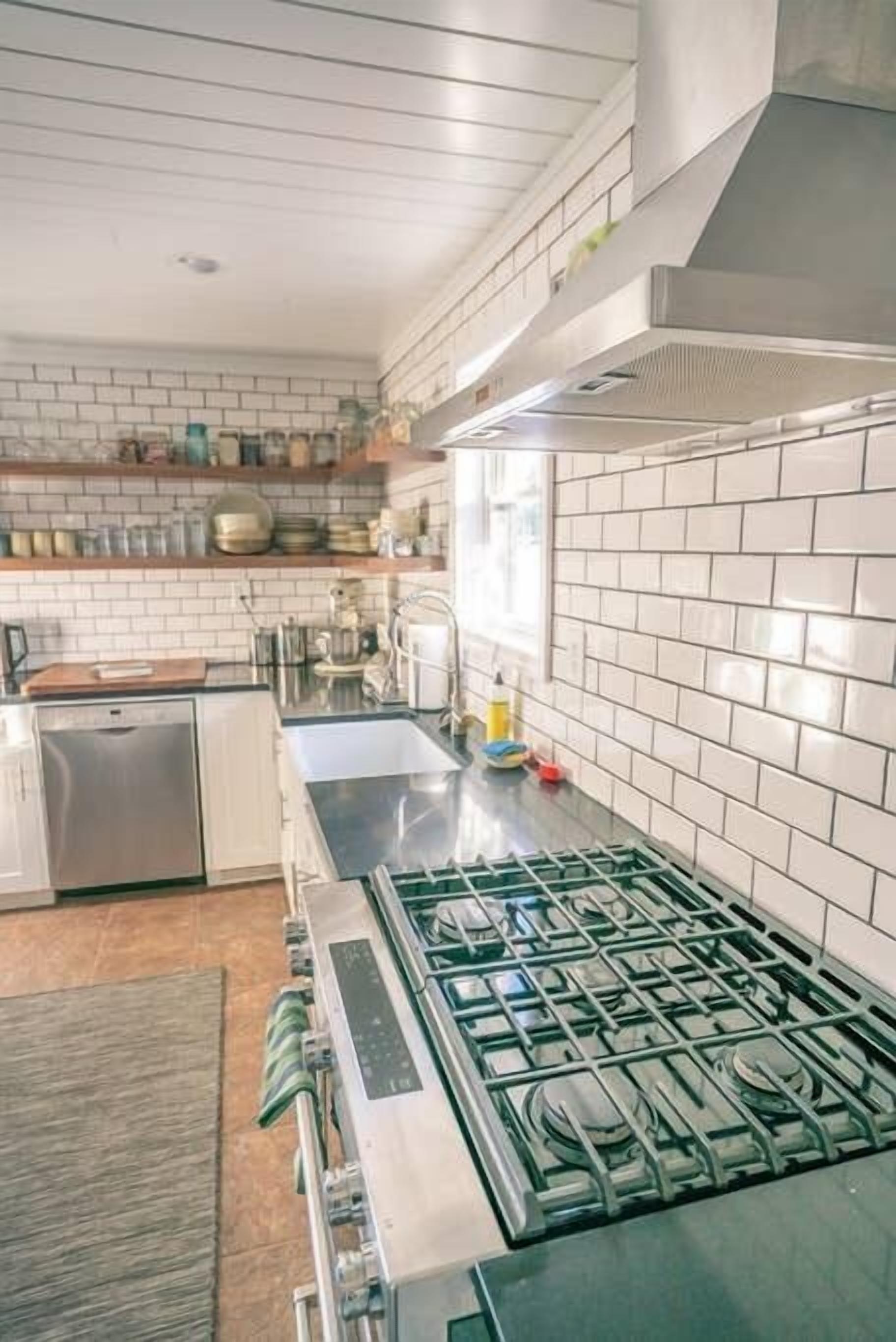 Blue Mountain Cabin: Saugerties Mid-Century Mod Home with Hot Tub, close to HITS