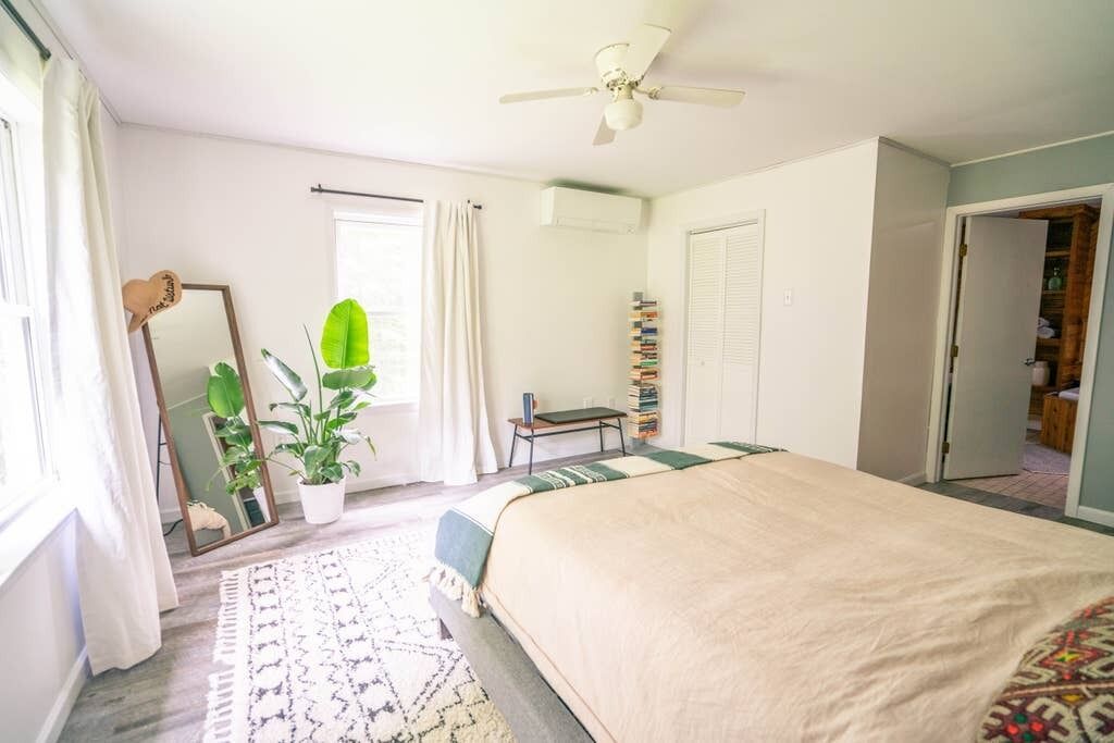 Hillside Escape: HIT's Home w/ Pool & Hot Tub